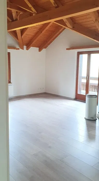 Yatak odası; ahşap kirişler, fayans zemin, doğal ışık