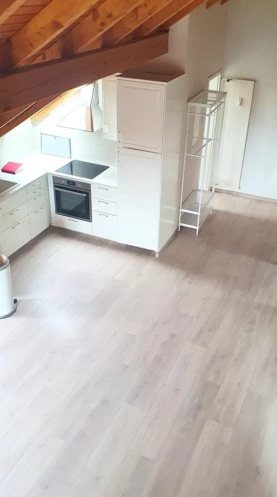 Küche; küchengeräte, holzbalken, tageslicht, moderner stil