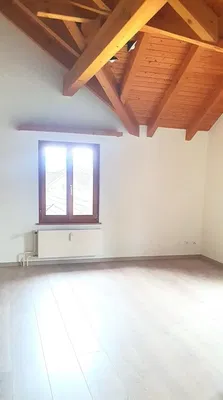 Schlafzimmer; holzbalken, fliesenboden, tageslicht