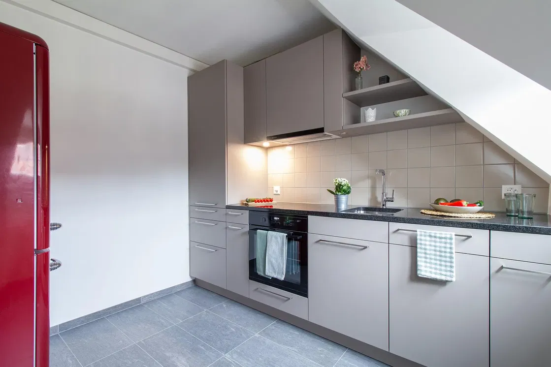 Küche; küchengeräte, fliesenboden, tageslicht, moderner stil