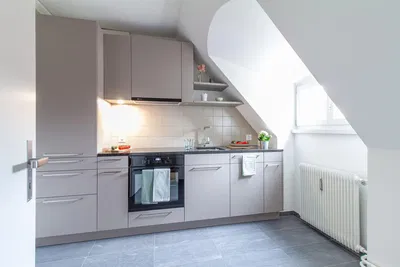 Küche; küchengeräte, fliesenboden, tageslicht, moderner stil