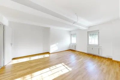 Wohnzimmer; holzboden, tageslicht