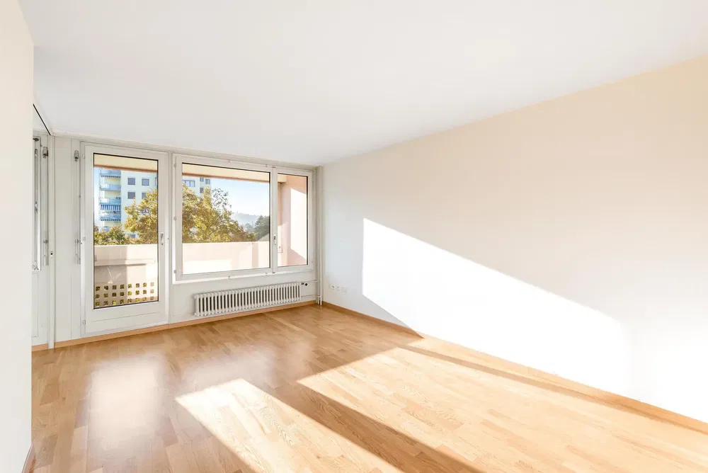 Soggiorno; vista, pavimento in legno, luce naturale