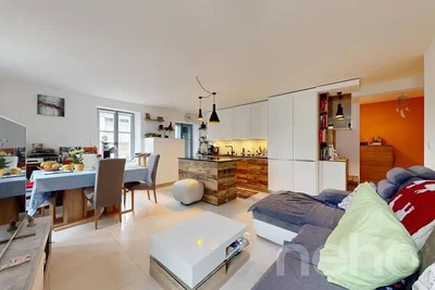 Oturma odası; doğal ışık, modern stil, fayans zemin