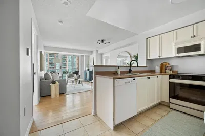 Kuhinja; kuhinjski aparati, pogled, prirodno svjetlo