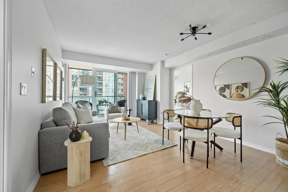 Dnevna soba; pogled, drveni pod, prirodno svjetlo, moderni stil