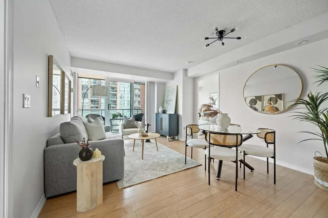 Dnevna soba; pogled, drveni pod, prirodno svjetlo, moderni stil