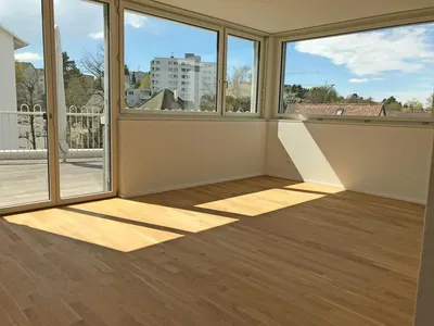 Wohnzimmer; blick, holzboden, tageslicht