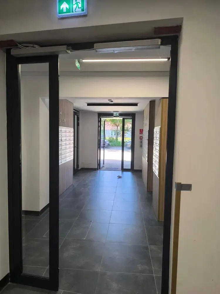 غرفة خلع الملابس; أرضية من البلاط, ضوء طبيعي