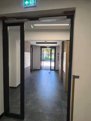 غرفة خلع الملابس; أرضية من البلاط, ضوء طبيعي