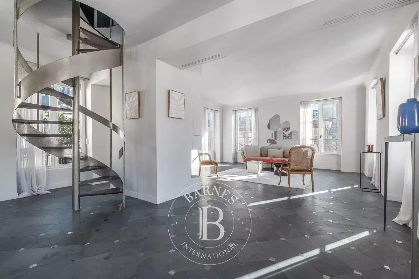 Salon; carrelage, lumière naturelle, style moderne, vue