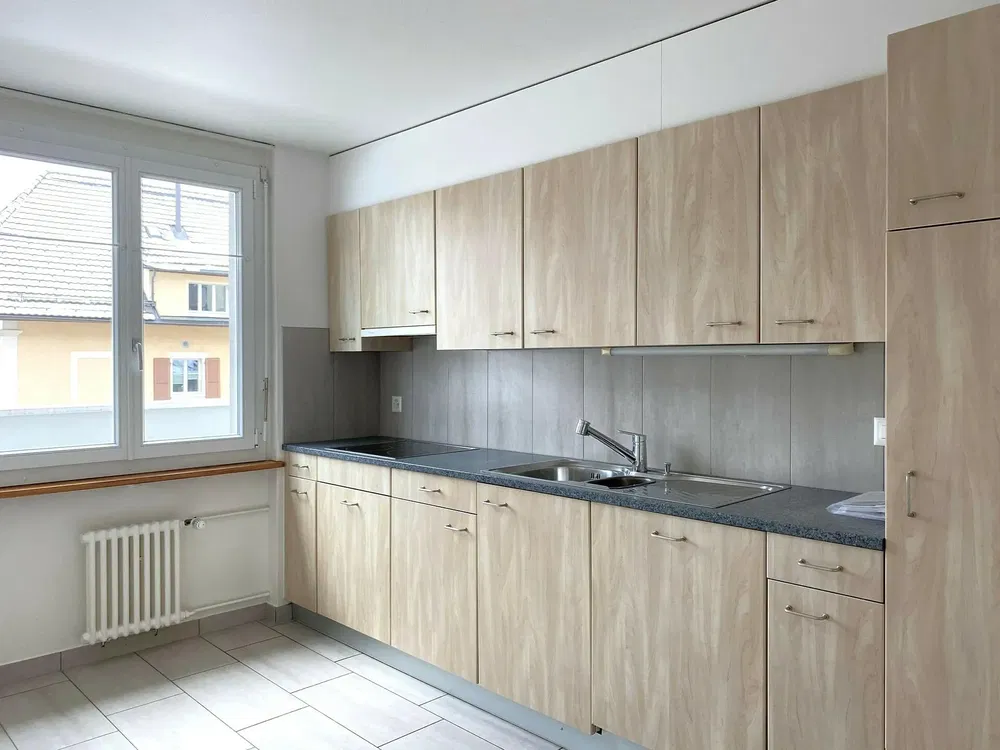 Küche; küchengeräte, fliesenboden, tageslicht