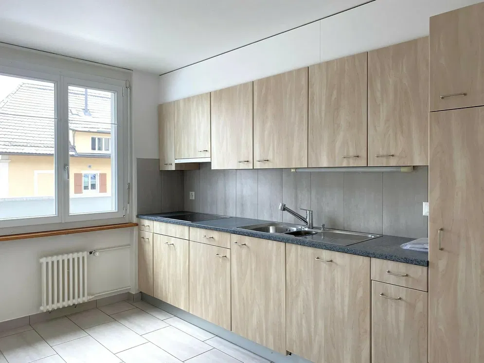 Küche; küchengeräte, fliesenboden, tageslicht