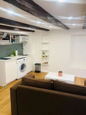 Wohnzimmer; holzbalken, küchengeräte, tageslicht