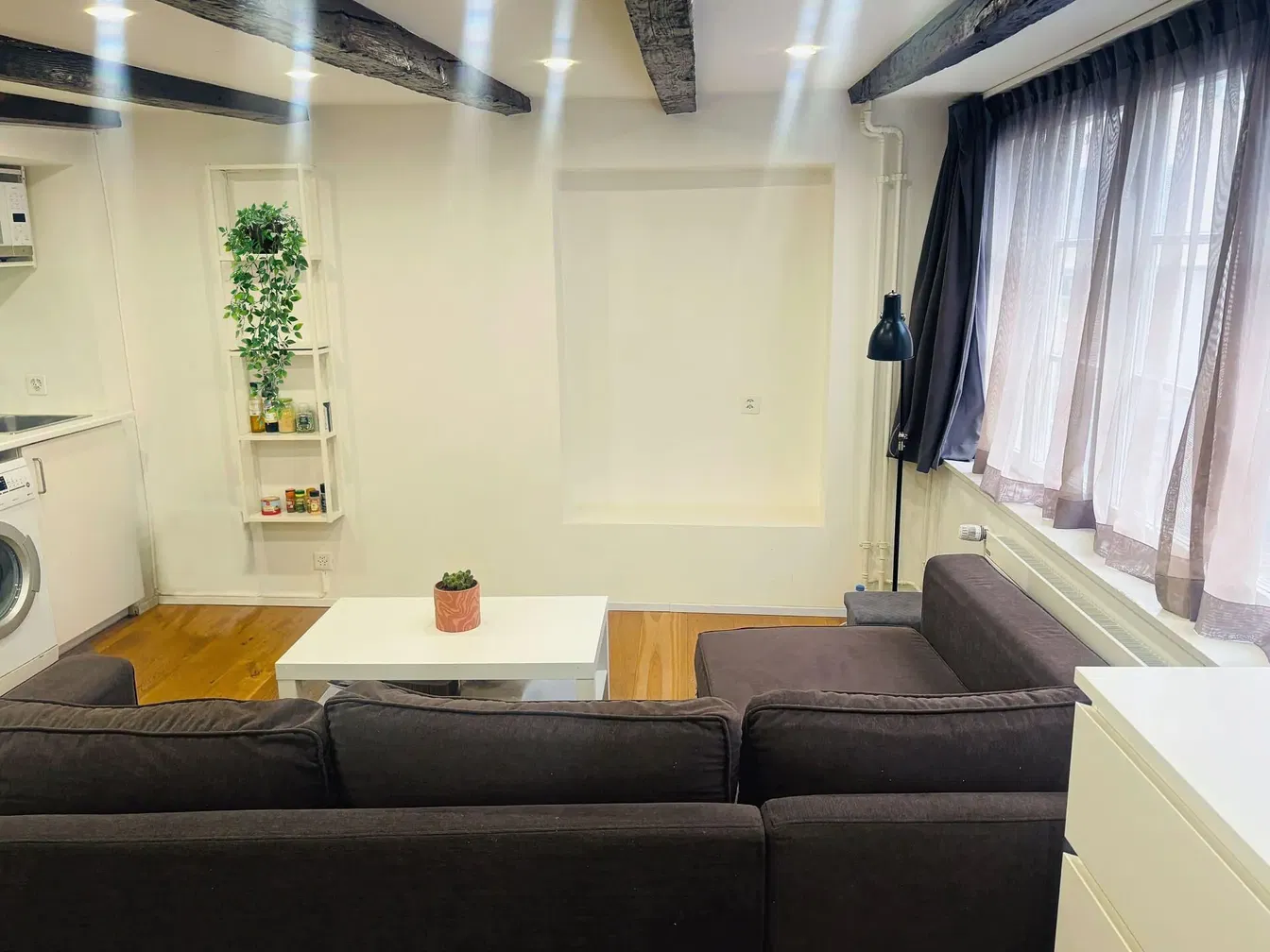 Wohnzimmer; holzbalken, tageslicht, moderner stil