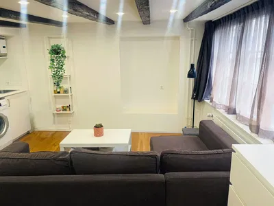 Wohnzimmer; holzbalken, tageslicht, moderner stil