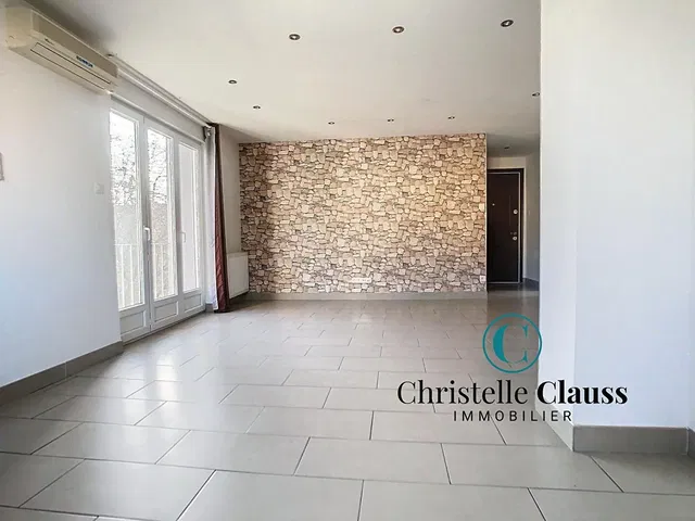 Σαλόνι; πλακάκια, φυσικό φως, ανακαινισμένο