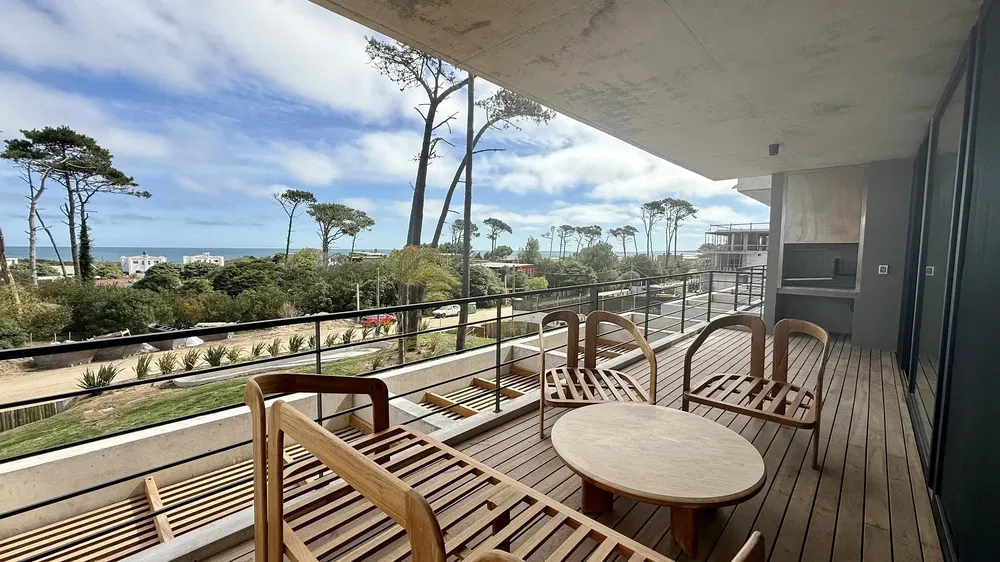 Terraza; vista, suelo de madera, luz natural, estilo moderno