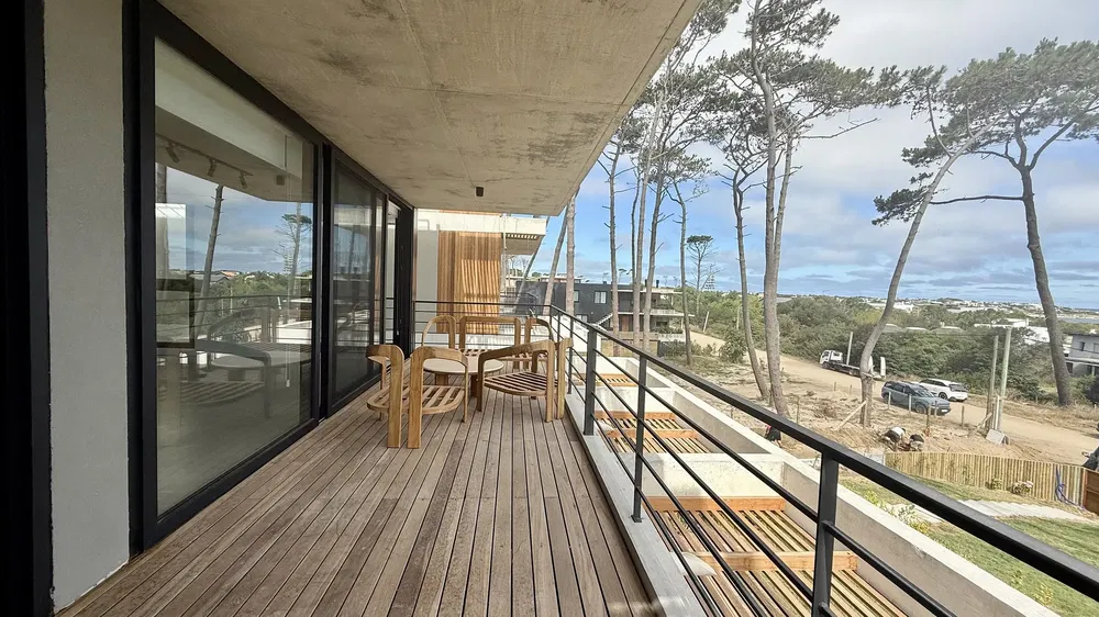 Balcón; vista, suelo de madera, luz natural