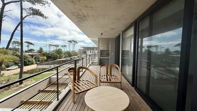 Terraza; vista, suelo de madera, luz natural, estilo moderno