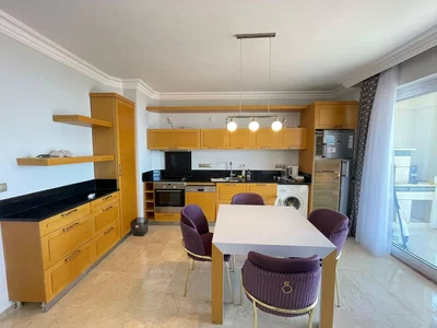 Kuchyně; dlažba, přirozené světlo, moderní styl, kuchyňské spotřebiče