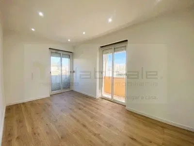 Obývací pokoj; výhled, dřevěná podlaha, přirozené světlo