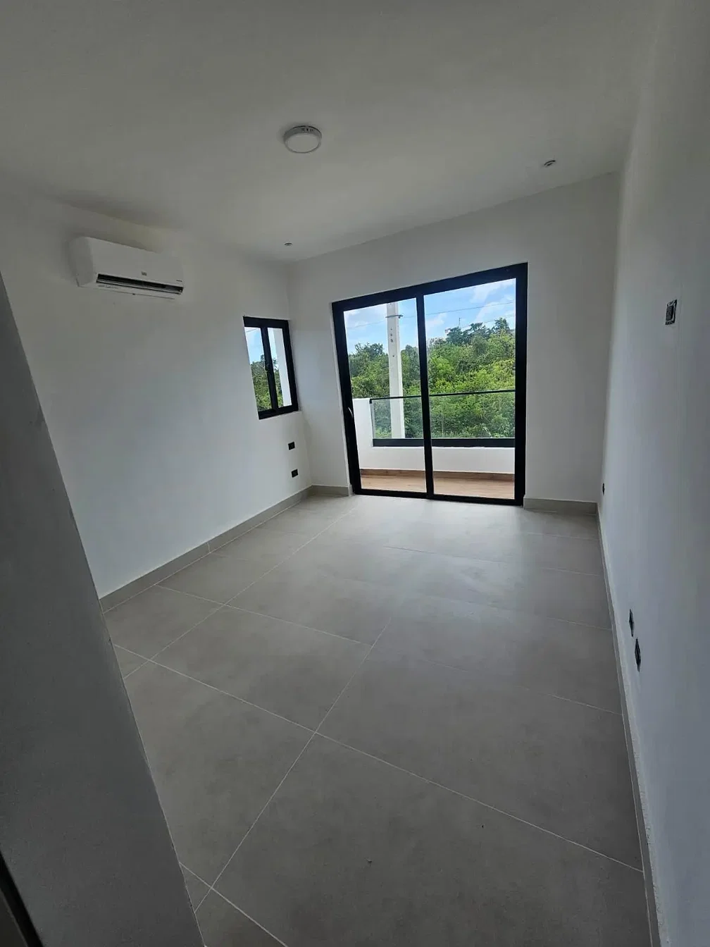 Chambre; carrelage, vue, lumière naturelle