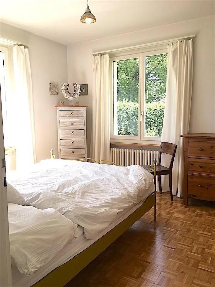 Yatak odası; doğal ışık, ahşap zemin