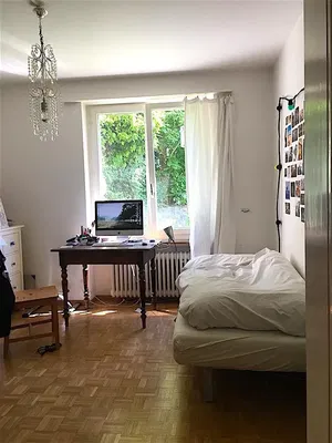 Yatak odası; doğal ışık, ahşap zemin