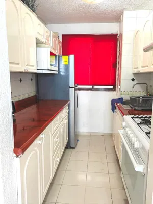 Cuisine; électroménager, carrelage, lumière naturelle