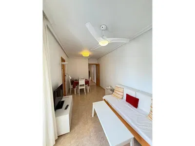 Oturma odası; fayans zemin, doğal ışık