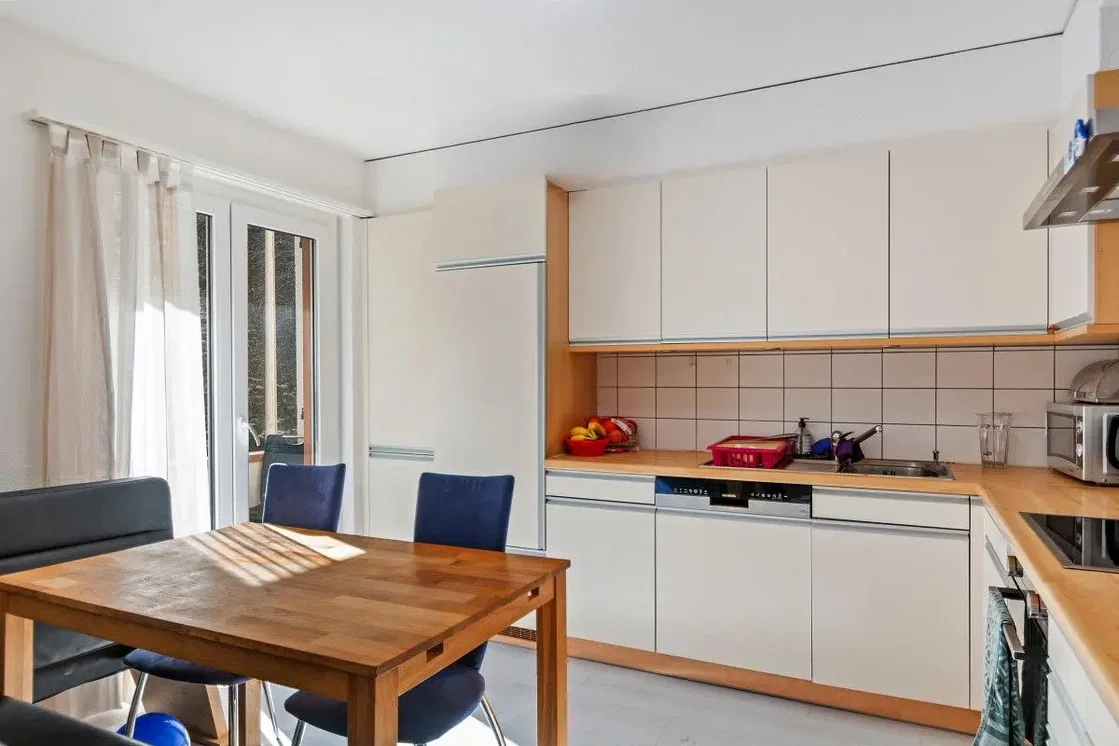 Kitchen; kitchen appliances, natural light, modern style