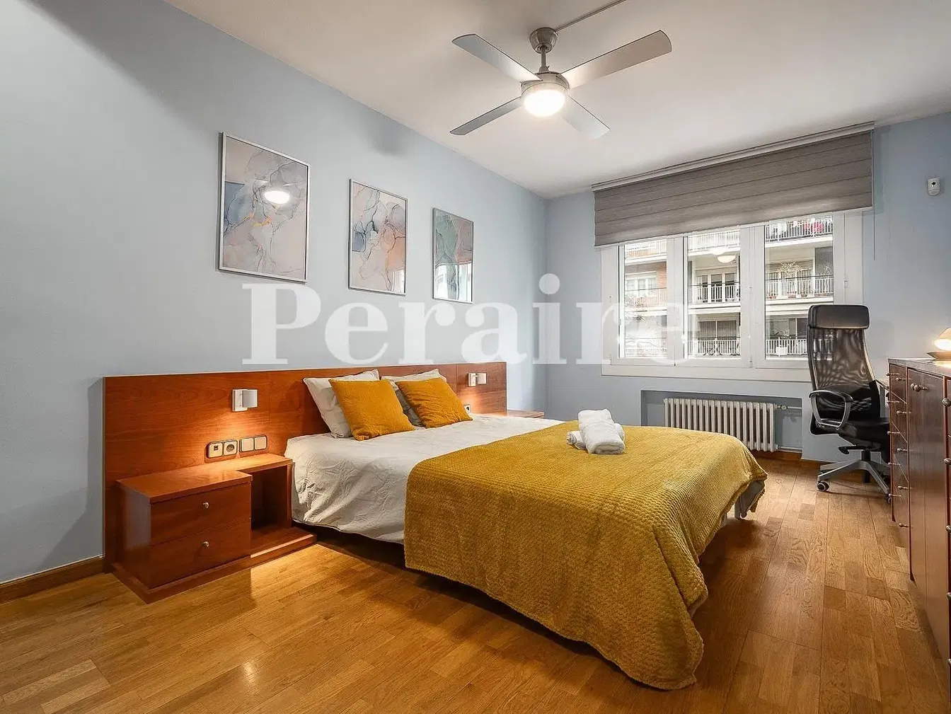 Yatak odası; ahşap zemin, doğal ışık, modern stil