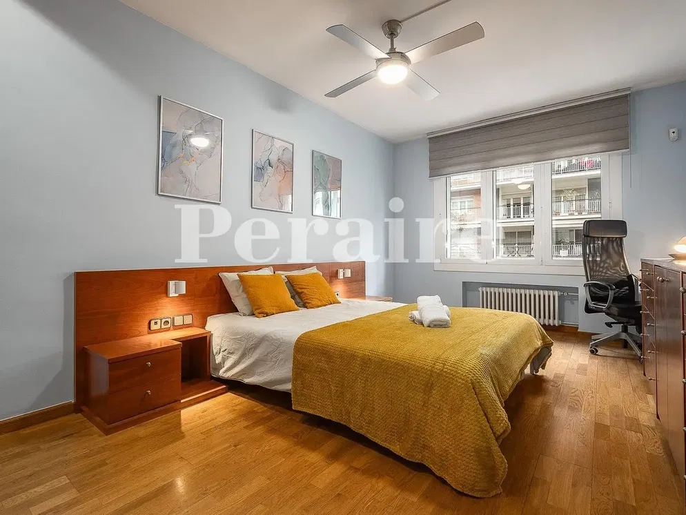 Yatak odası; ahşap zemin, doğal ışık, modern stil