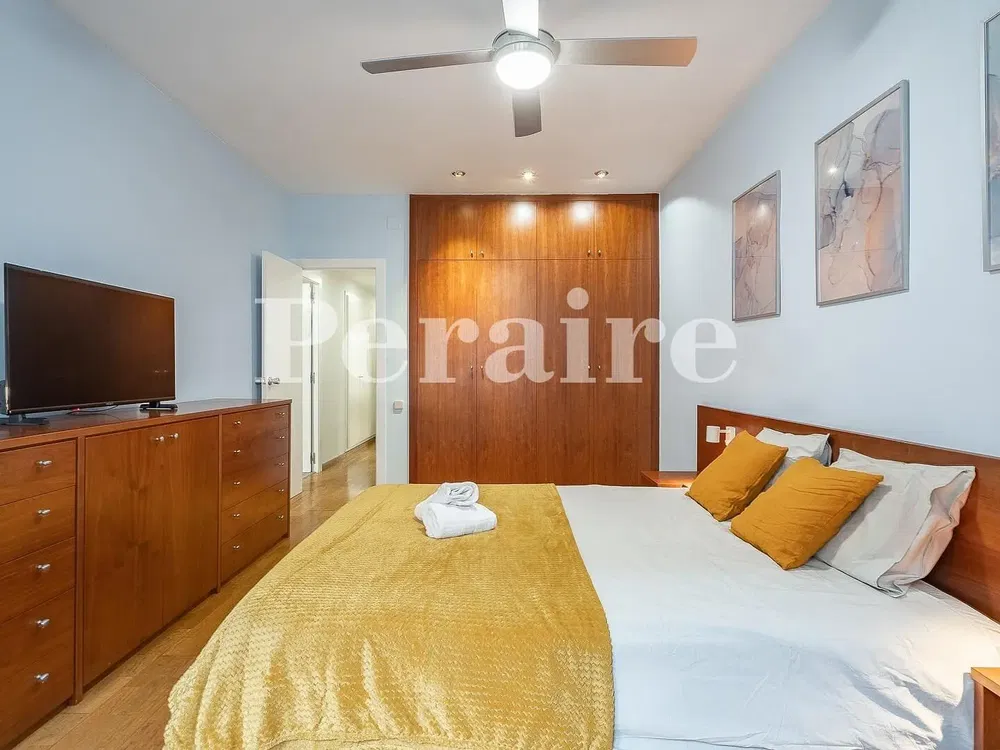 Yatak odası; ahşap zemin, doğal ışık, modern stil