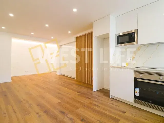 Κουζίνα; συσκευές κουζίνας, ξύλινο πάτωμα, φυσικό φως, μοντέρνο στυλ