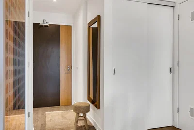 Garderoba; prirodno svjetlo, drveni pod