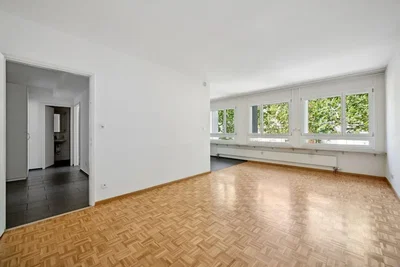 Dnevni boravak; drveni pod, prirodna svjetlost, pogled