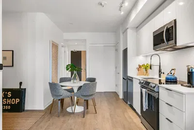 Kuhinja; kuhinjski aparati, prirodno svjetlo, moderni stil