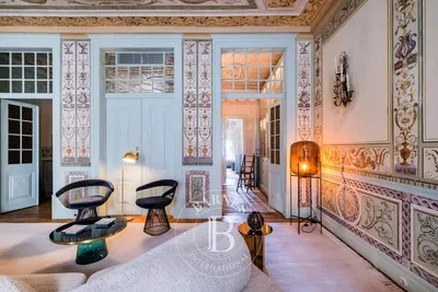 Obývací pokoj; rustikální styl, vysoké stropy, přirozené světlo