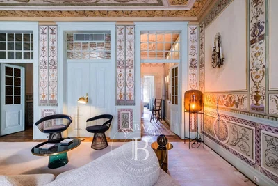 Salon; style rustique, hauteur sous plafond, lumière naturelle