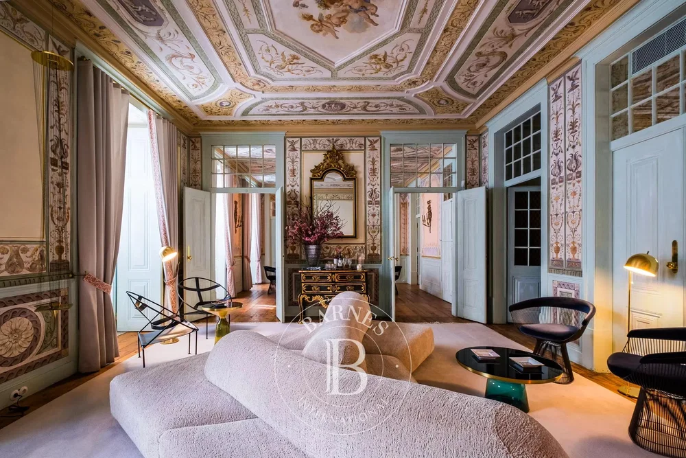 Salon; style rustique, hauteur sous plafond, lumière naturelle