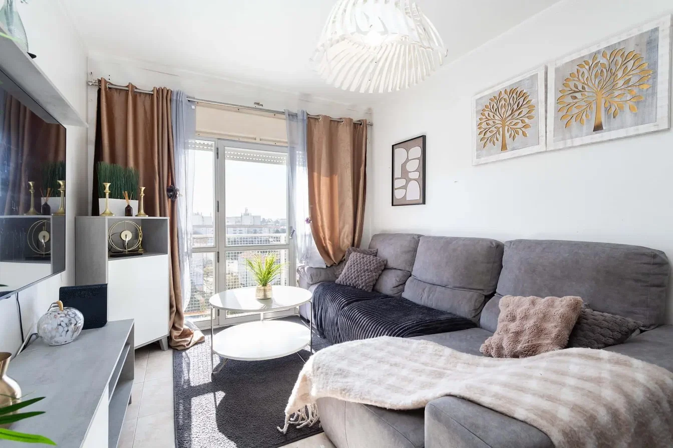 Oturma odası; manzara, doğal ışık, modern stil