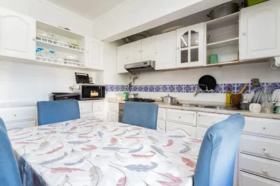 Mutfak; mutfak aletleri, fayans zemin, tadilat gerekiyor, doğal ışık