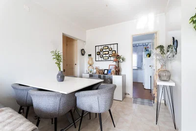 Oturma odası; fayans zemin, doğal ışık