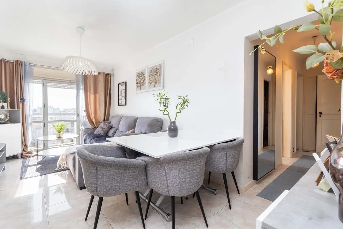 Oturma odası; fayans zemin, doğal ışık, modern stil