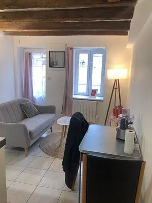 Oturma odası; ahşap kirişler, fayans zemin, doğal ışık