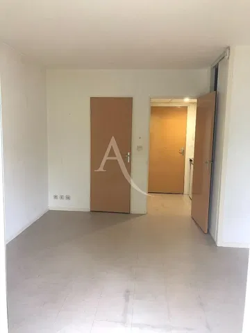 Altro; pavimento in piastrelle, luce naturale