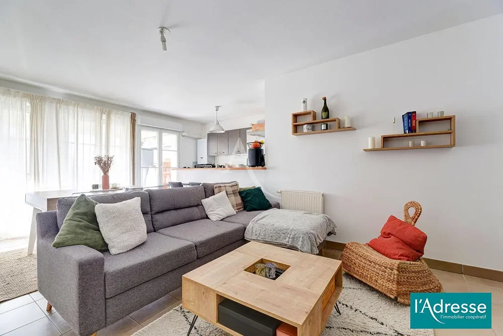 Obývací pokoj; přirozené světlo, dlažba, moderní styl