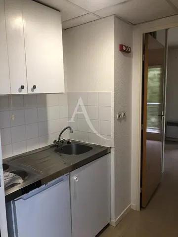 Cucina; pavimento in piastrelle, elettrodomestici